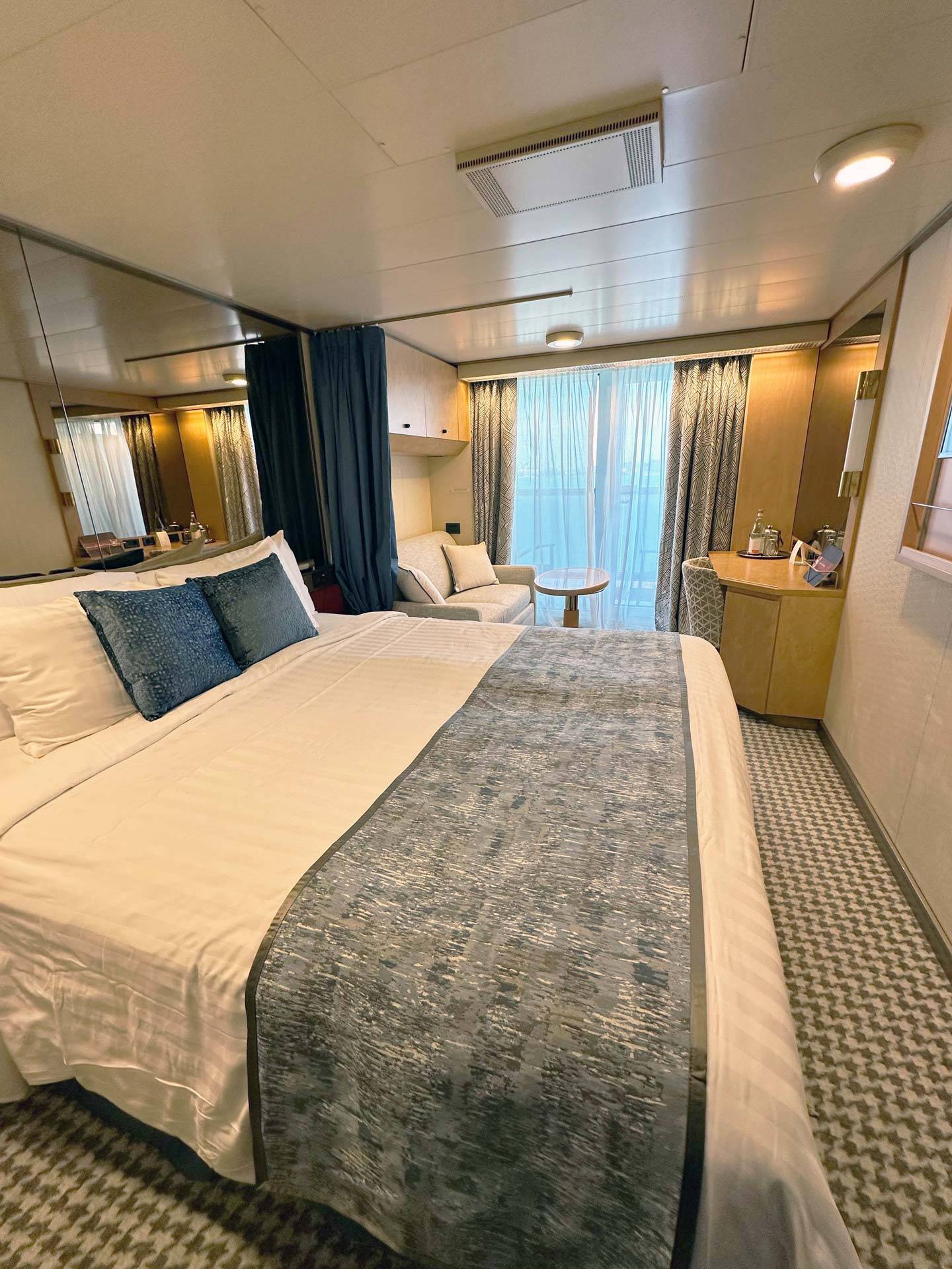 Perfetto-interiors-design-HOLLAND-AMERICA-LINE-contractor-softgoods (5)