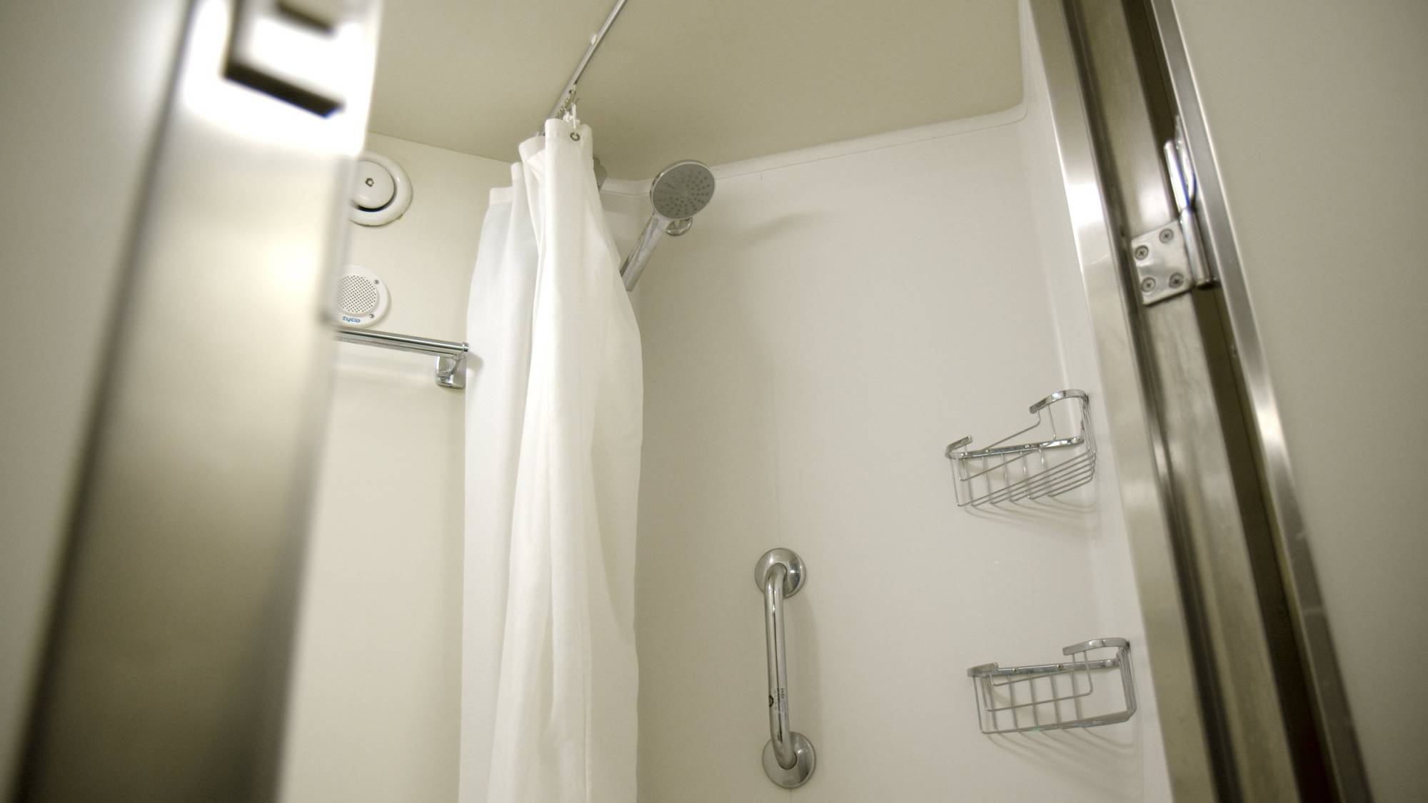 perfetto-interior-design-cruise-luxury-cabin-bathroom