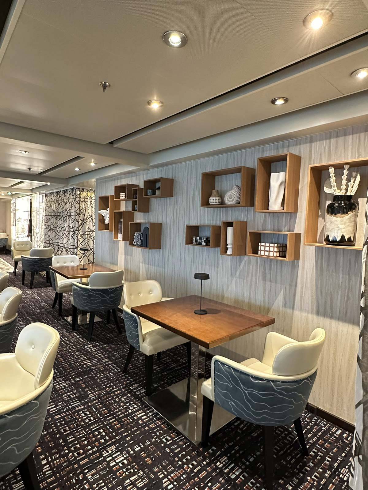 Perfetto-interiors-design-HOLLAND-AMERICA-LINE-Nieuw-Amsterdam-furniture-contractor-1 (6)