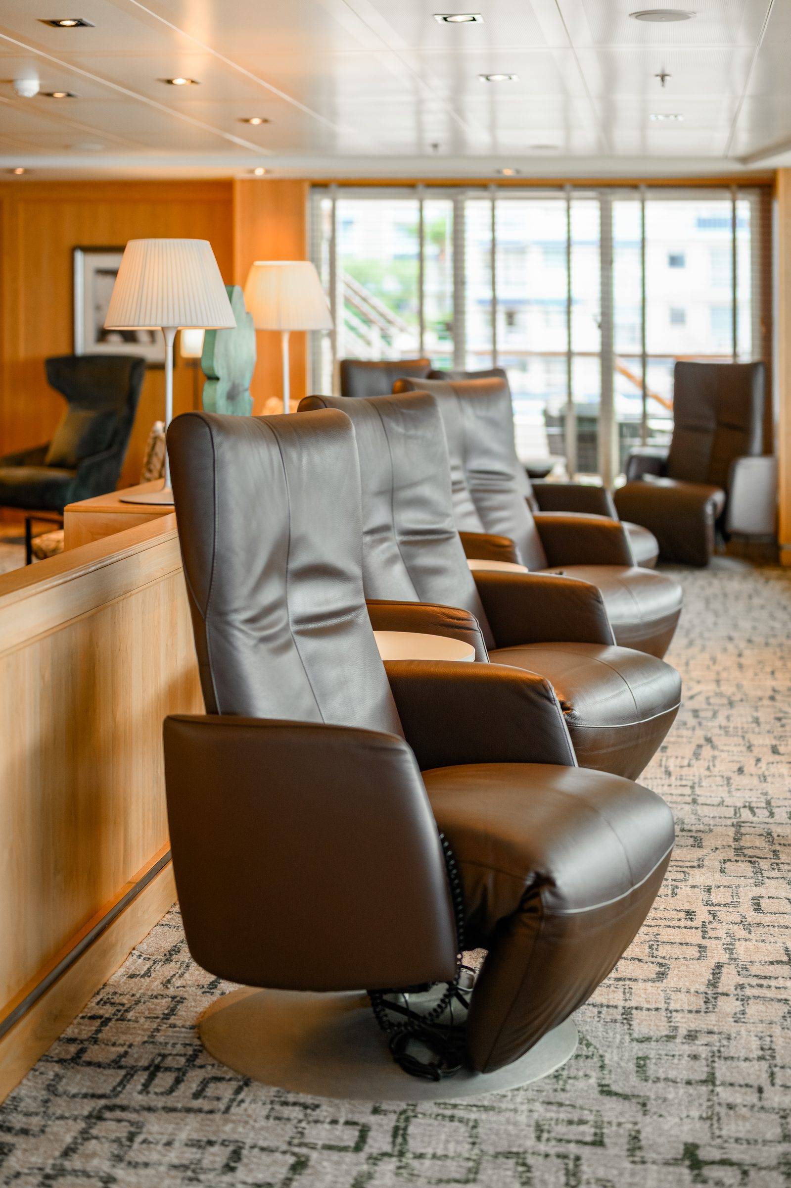Perfetto-interiors-design-cruise-ship-seabourn-quest-recliner-chairs
