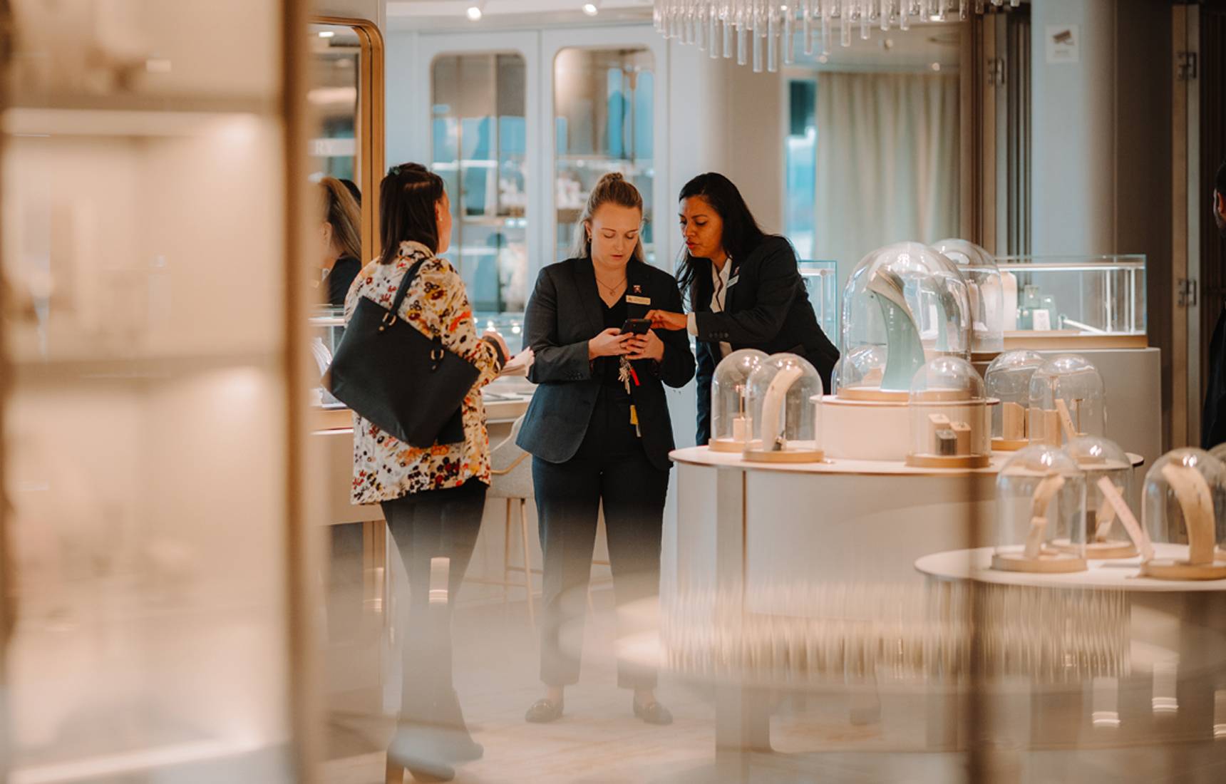 Perfetto-interiors-design-cruise-luxury-cabinet curiosity (4)