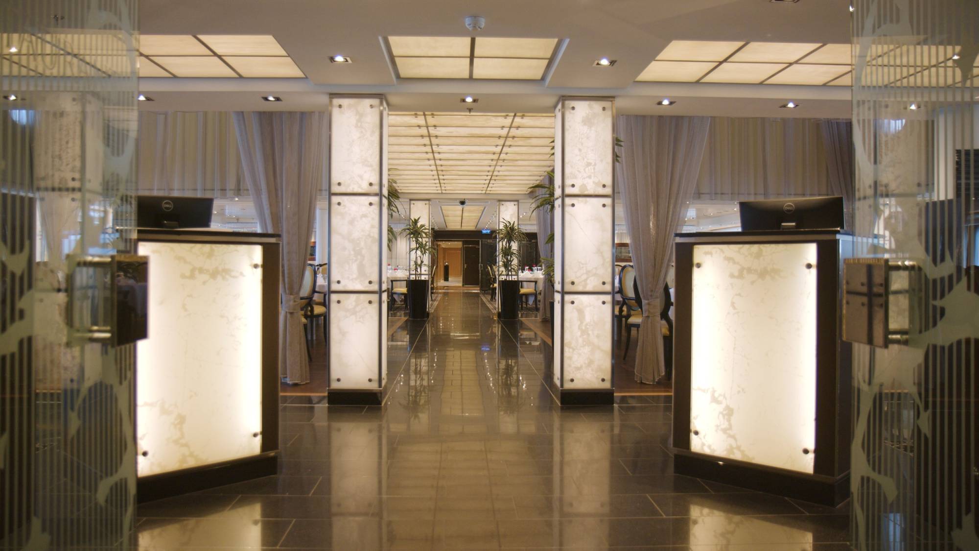 perfetto-interior-design-cruise-luxury-entrance