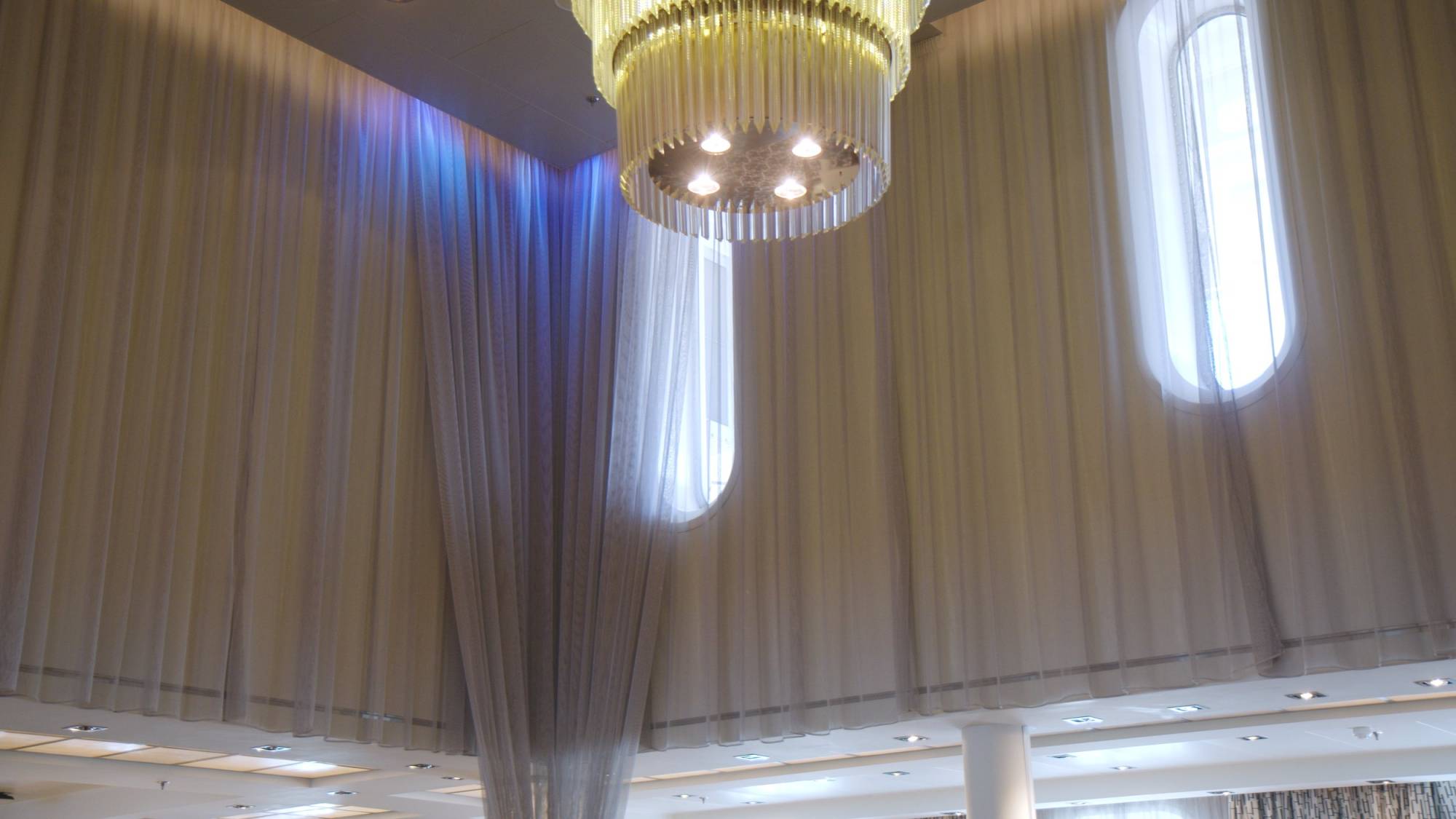perfetto-interior-design-cruise-luxury-restaurant-chandelier
