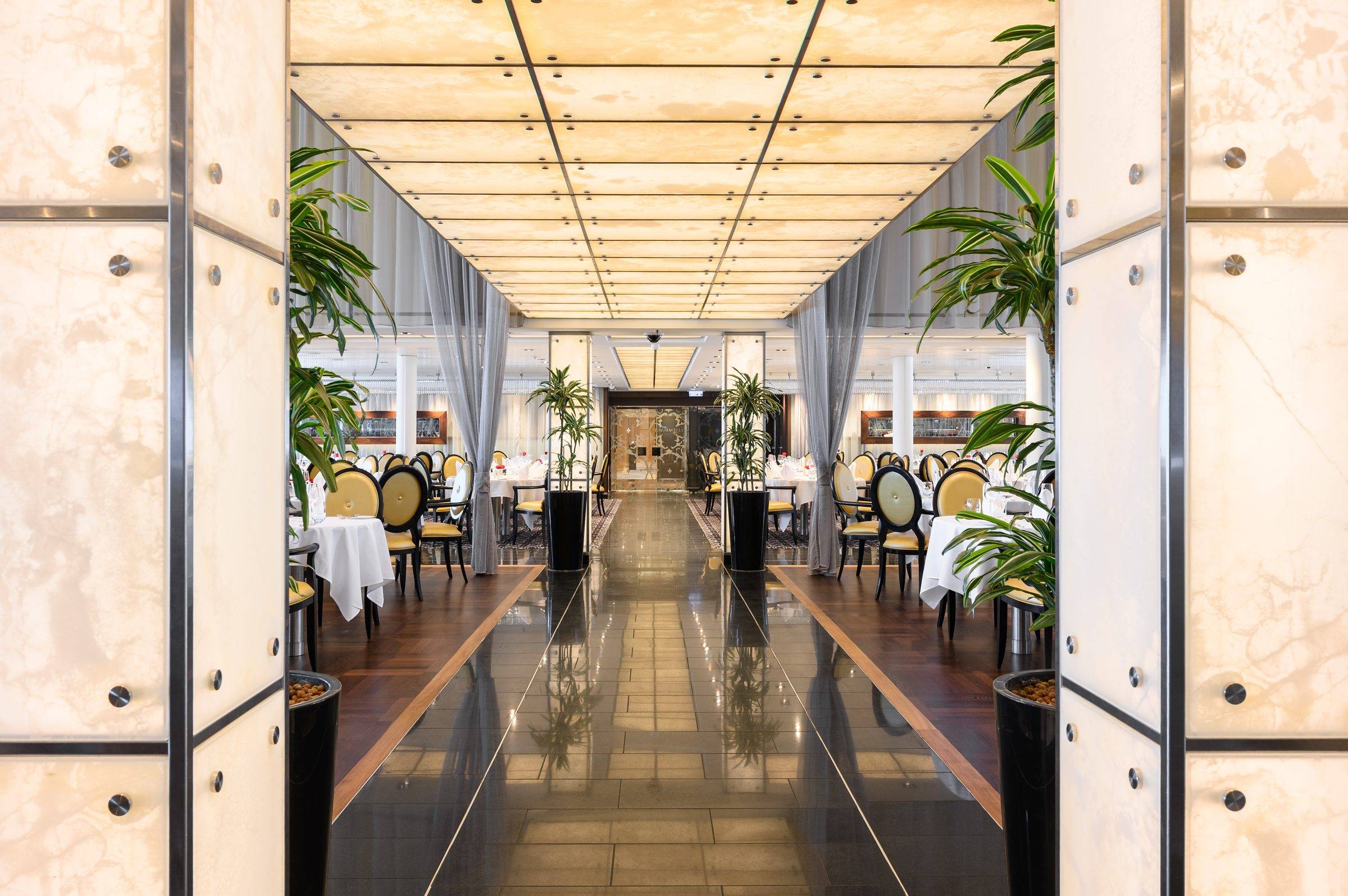 Perfetto-interiors-design-cruise-ship-seabourn-quest-restaurant-entrance-2